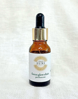 Detailaufnahme des Forest Glow Elixir Bakuchiol Gesichtsöl von Skincare by Suni auf weissem Leinenstoff
