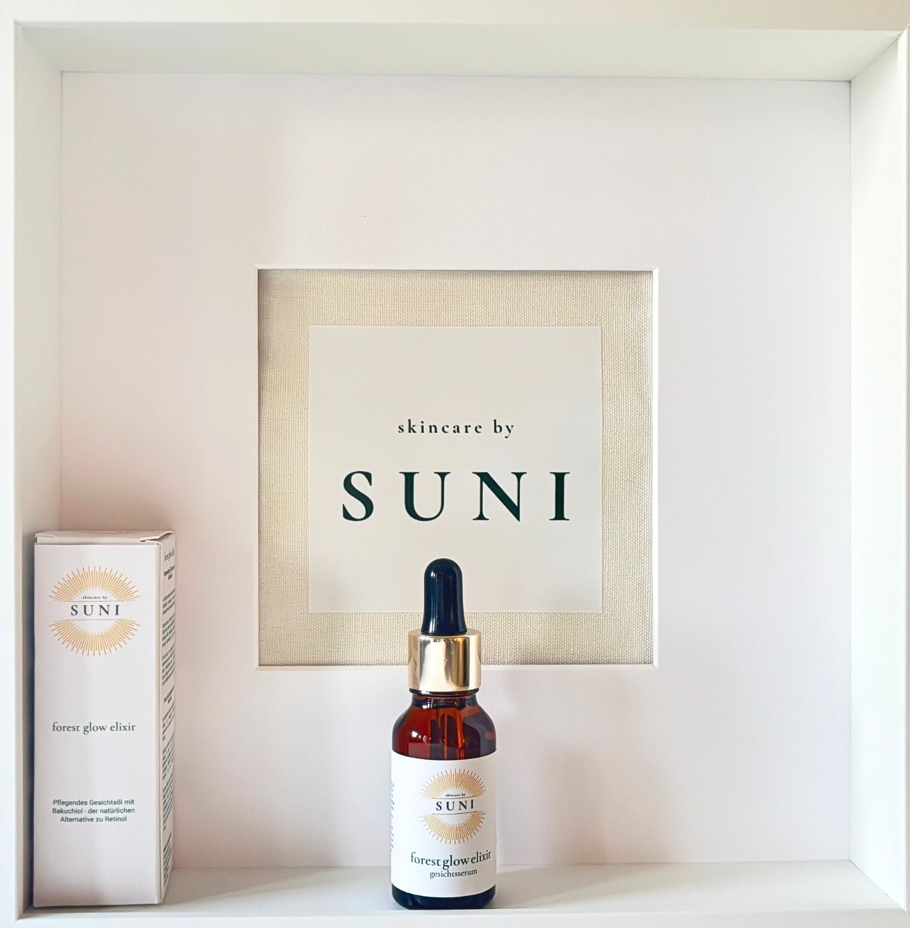 Forest Glow Elixir Bakuchiol Gesichtsöl von Skincare by Suni mit Produktflasche und Verpackung in Präsentationsbox
