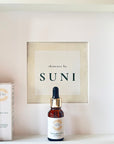 Forest Glow Elixir Bakuchiol Gesichtsöl von Skincare by Suni mit Produktflasche und Verpackung in Präsentationsbox