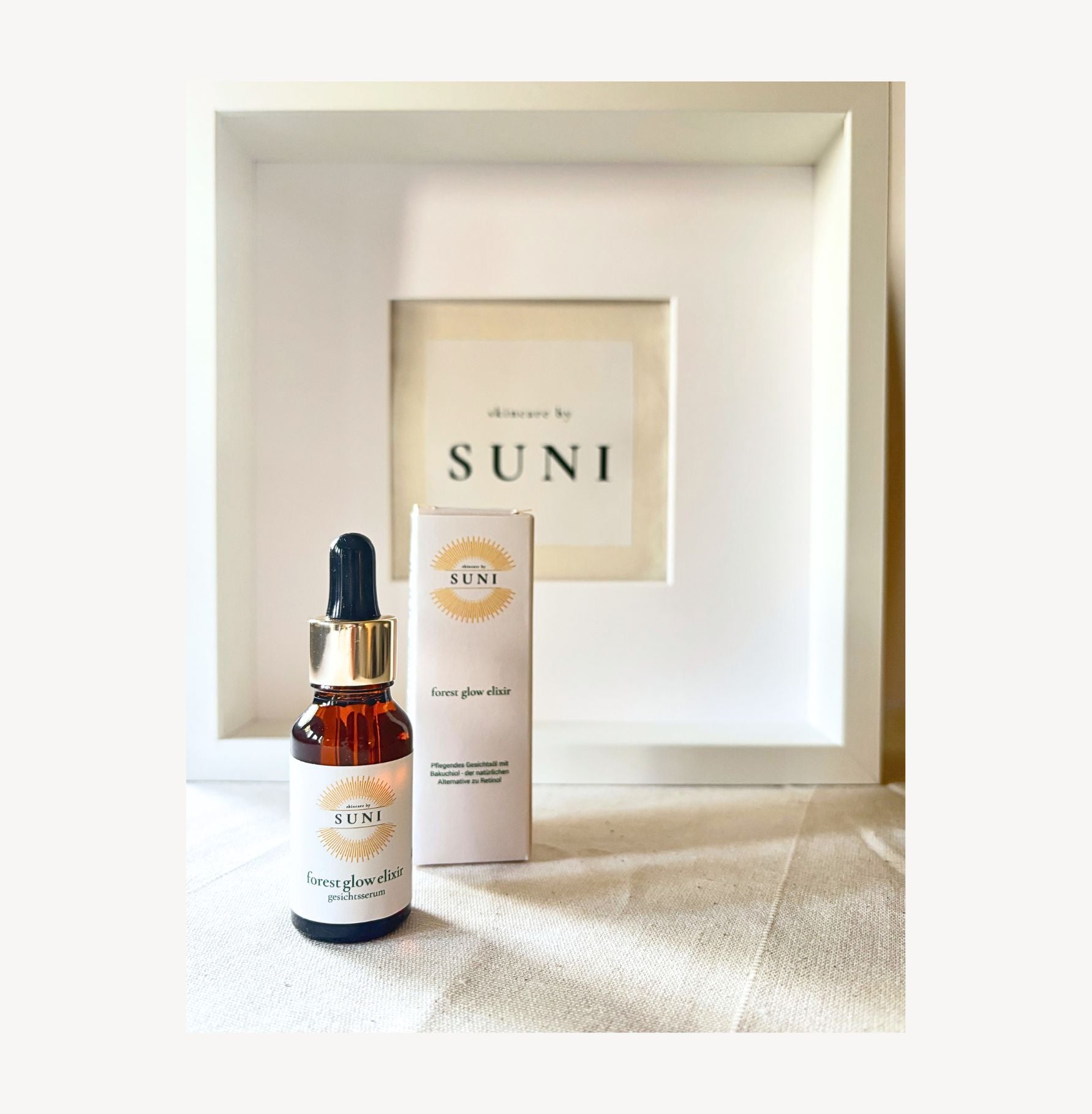 Forest Glow Elixir Bakuchiol Gesichtsöl von Skincare by Suni mit Produktflasche und Verpackung